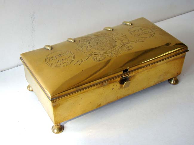 A fine 19th century brass inkstand engraved with the arms of The Worshipful Company of Skinners — image 2